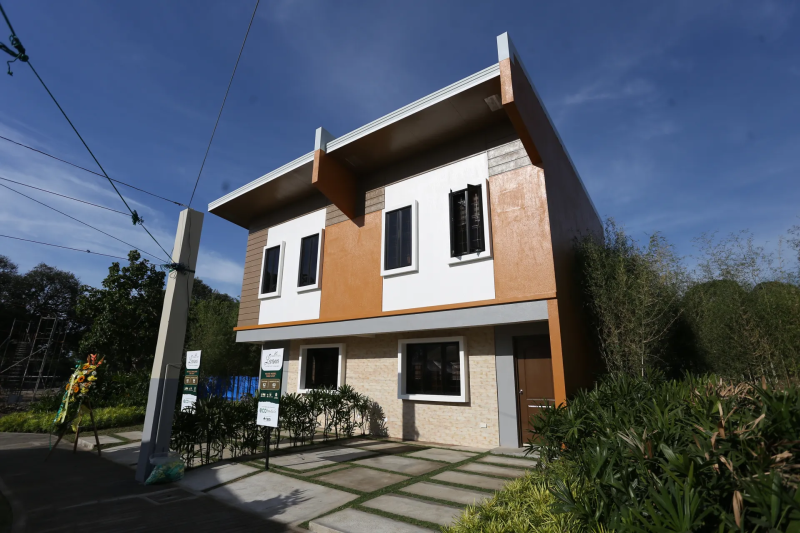 Paseo de Lipa marks milestone with house model and East Entry Plaza blessing